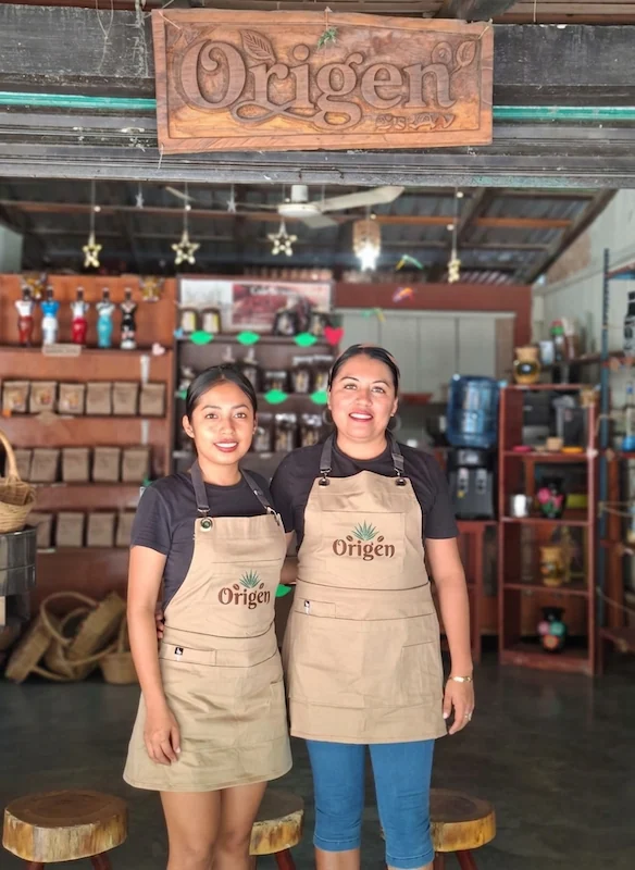 July y Eli, colaboradoras de Origen Mazunte, en el expendio con productos orgánicos oaxaqueños