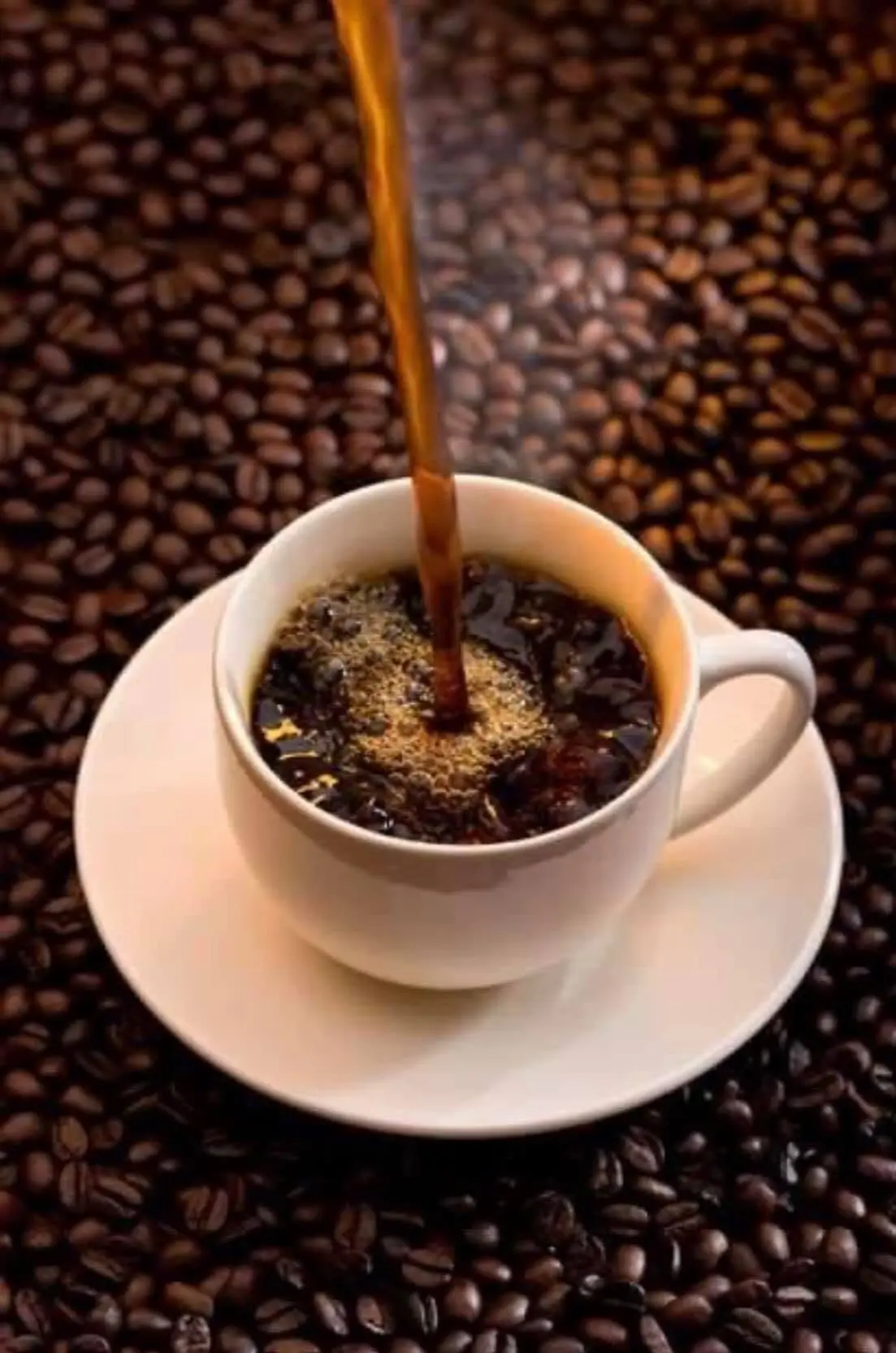 Café pluma de Oaxaca recién servido en taza artesanal