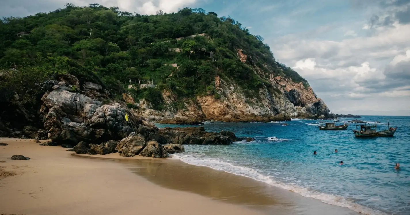 Playa Estacahuite con aguas turquesas y arena dorada