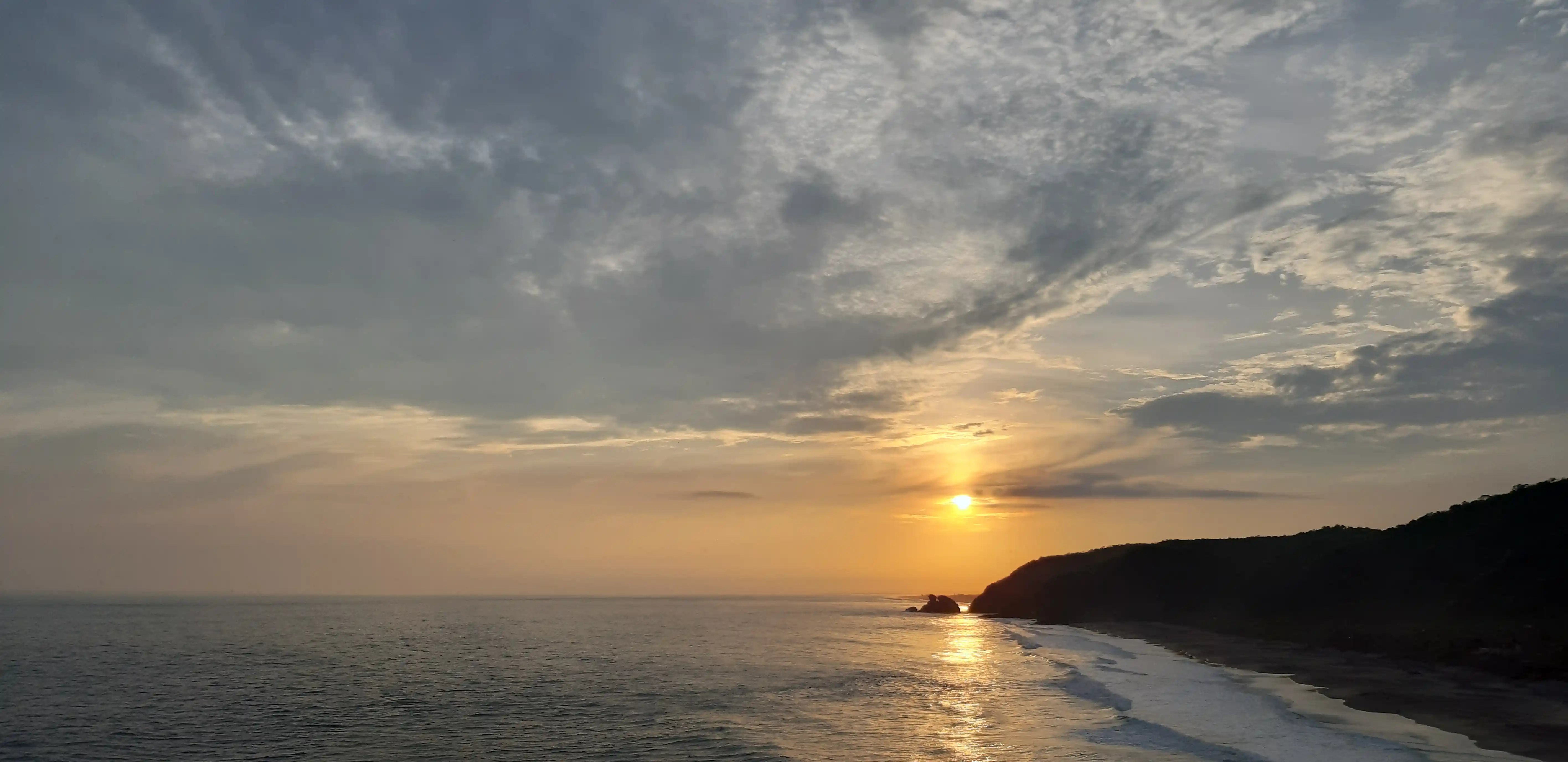 Playa Mermejita en Mazunte con oleaje fuerte y palmeras