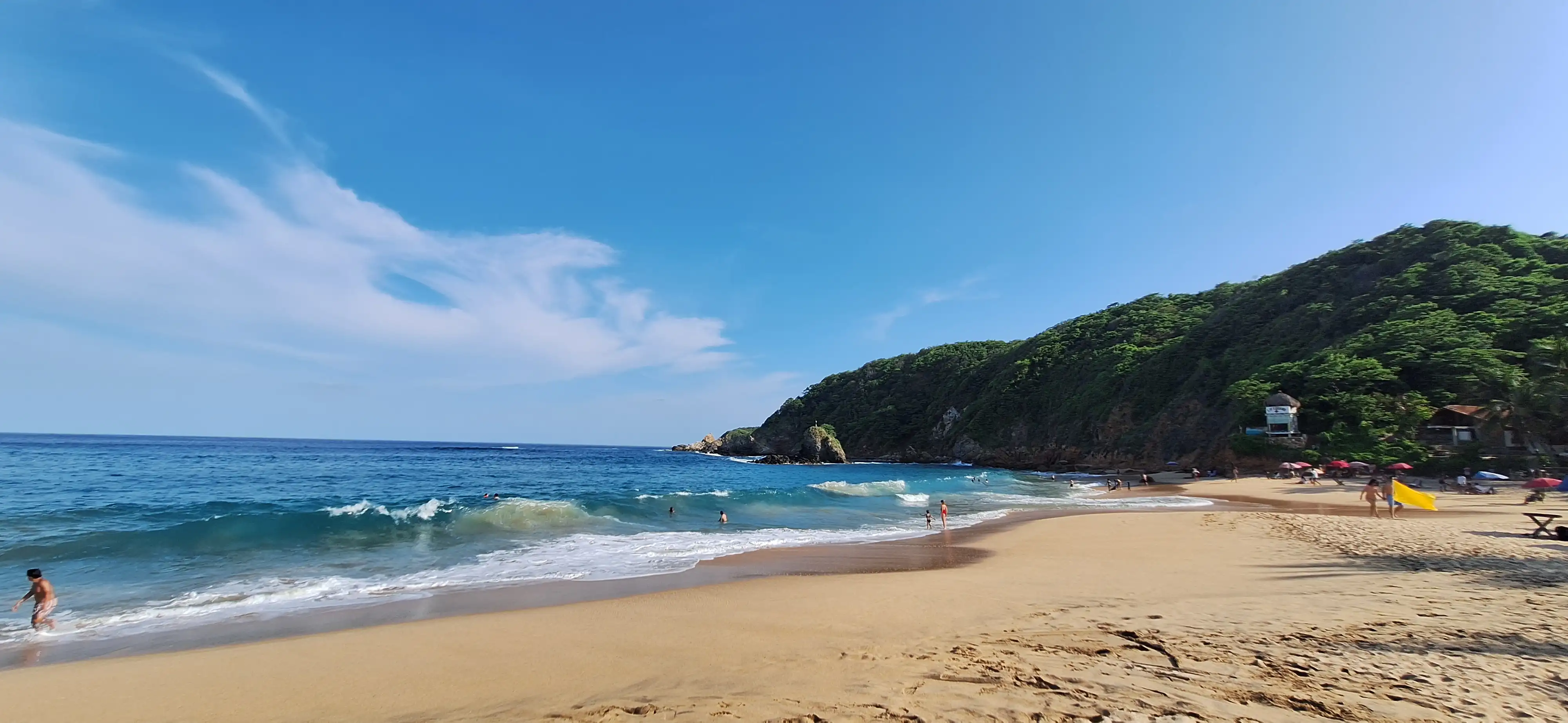 Playa principal de Mazunte con arena dorada y palmeras